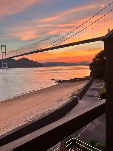 夕映えを渡る橋