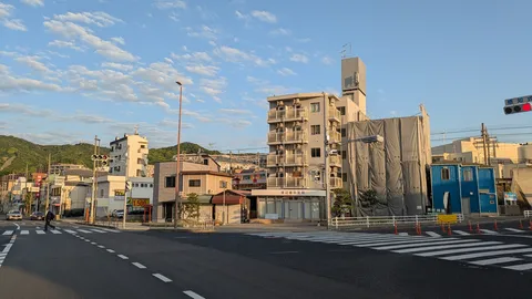夕暮れ時の交差点、穏やかな日常