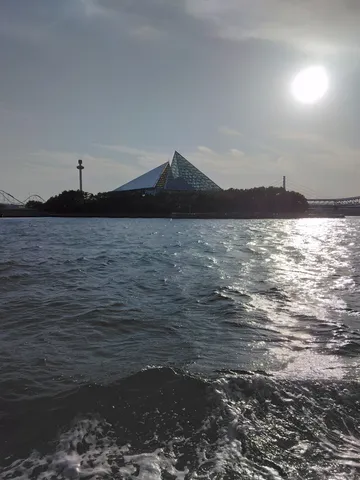 波とピラミッドのコントラスト