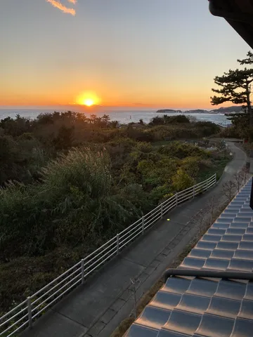 夕陽に染まる海辺の小道