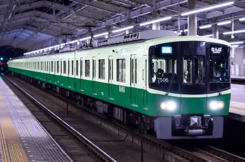 なんばへ向かう、光の列車