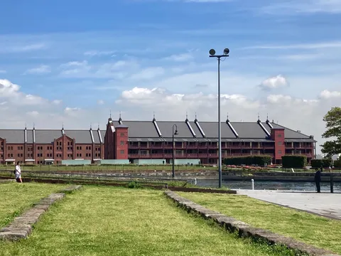 歴史と空のコントラスト