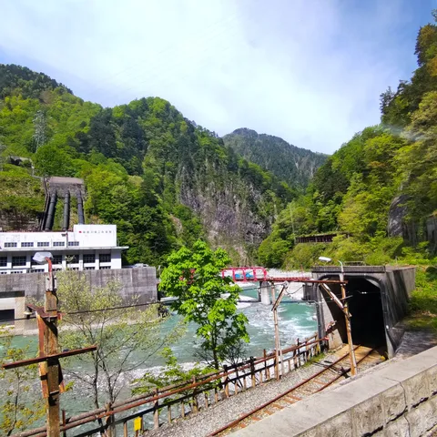 山峡を流れる光