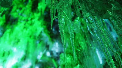 氷の造形美、蒼き光の雫