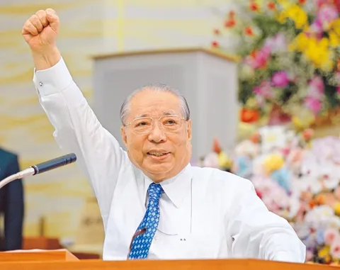 熱い演説、拳を掲げる姿