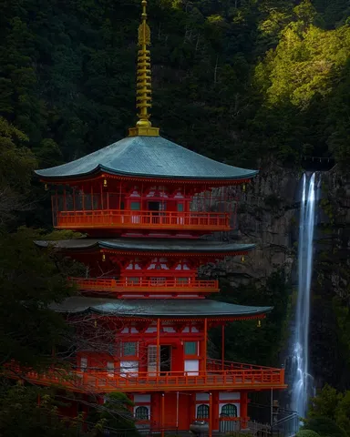 滝と朱色の塔、映えすぎでは？