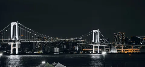 灯りを渡る夜の橋