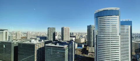 青空にそびえる未来都市