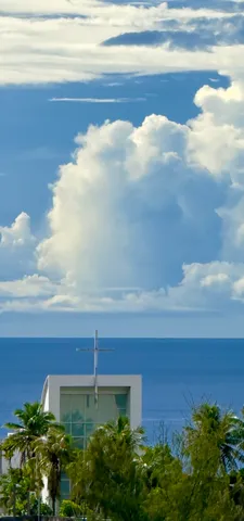青い海と白い教会のコントラスト