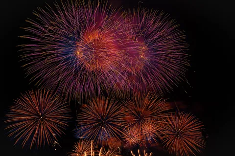 満開の花火、夜空を埋め尽くす