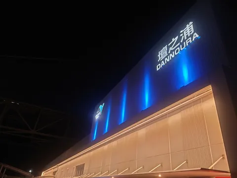 夜空に輝く、光のグラデーション