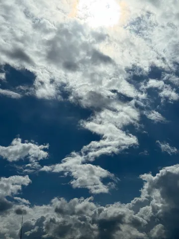 輝く雲間の青い日