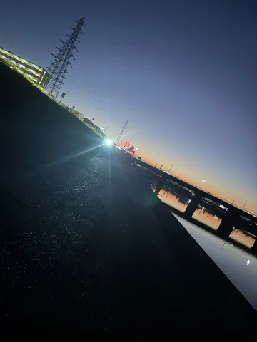 夕暮れの水辺ロード