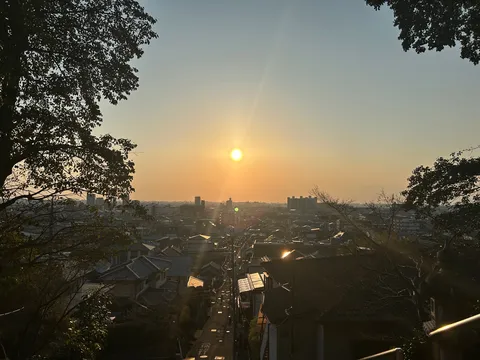 夕暮れの街並み、光の道
