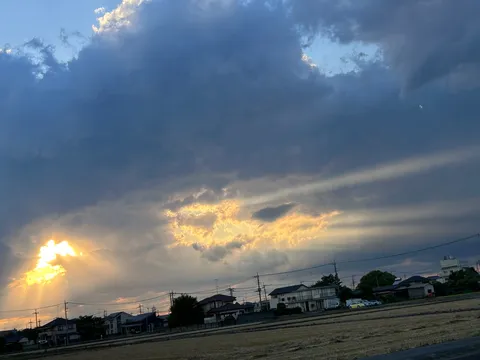 雲間から差し込む光のドラマ
