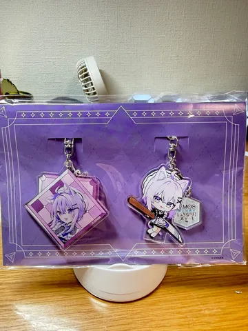 紫色の背景に映えるアクリルキーホルダー