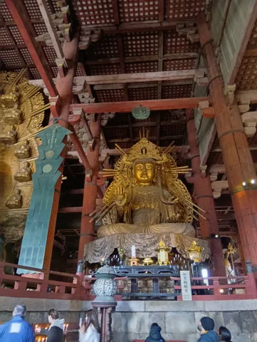 金色に輝く仏像と荘厳な空間
