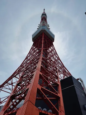 空へ伸びる赤き塔