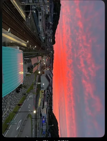 燃える空と日常のコントラスト