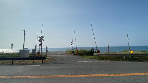 海辺の踏切、夏の静寂