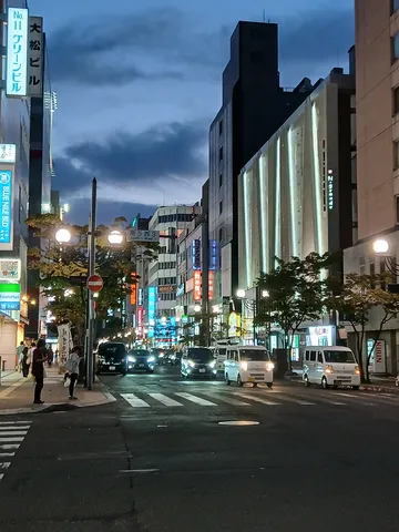 宵闇に灯る街の情景