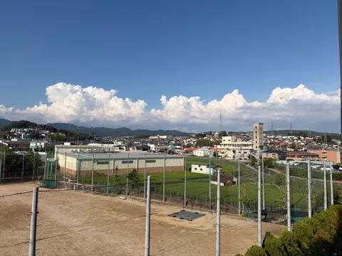 青空と街並みの境界線
