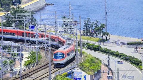 水辺を駆ける赤い列車