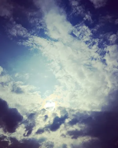 ドラマチックな雲の隙間から