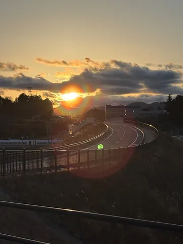 夕陽とカーブロードのコントラスト