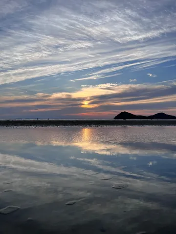 空と水面が創り出す夕焼け絶景