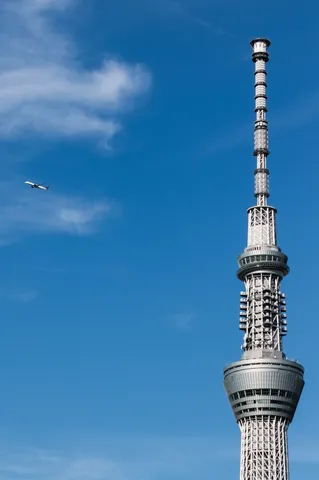 青空に映える未来の塔