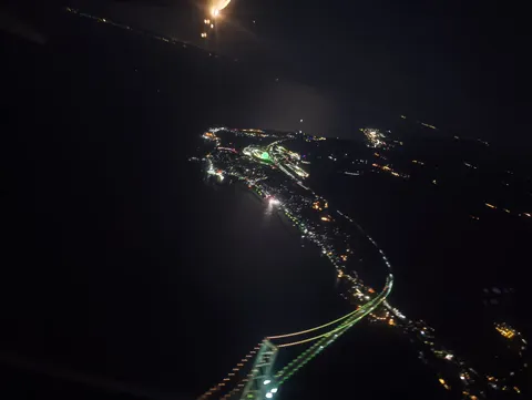 夜景の水路が動く瞬間