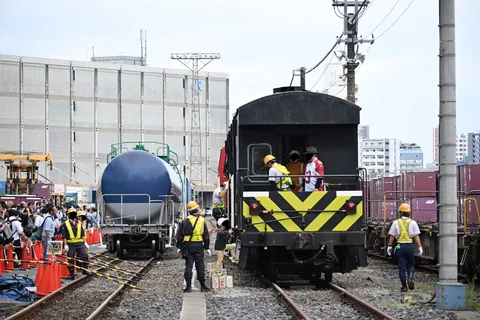 黒黄の機関と人の影