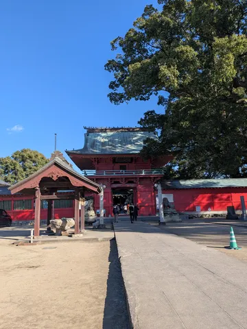静寂の古社、青空と緑のコントラスト