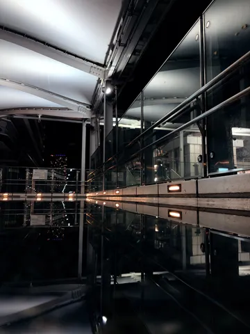 夜のガラス廊の静かな光景