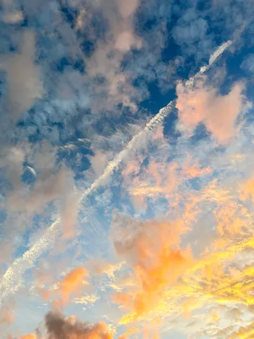 飛行機雲が描く、空のキャンバス