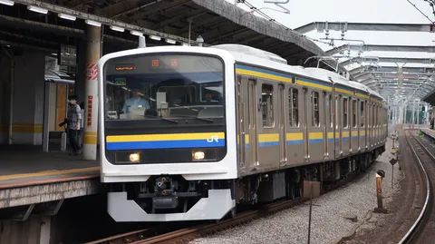 朝のホームを走る一筋の列車