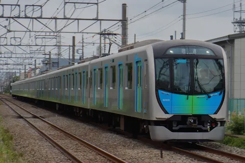緑と青のグラデーション、走行する列車