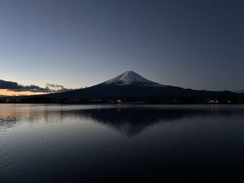 水面に映る霊峰富士