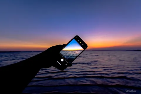 スマホ越しの幻想的な空