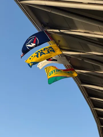 風を切る旗の色彩