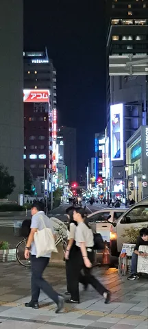 夜の街並みに光る人の流れ