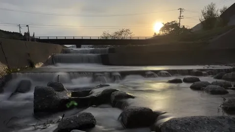 夕暮れ時の川と橋の静かな時間