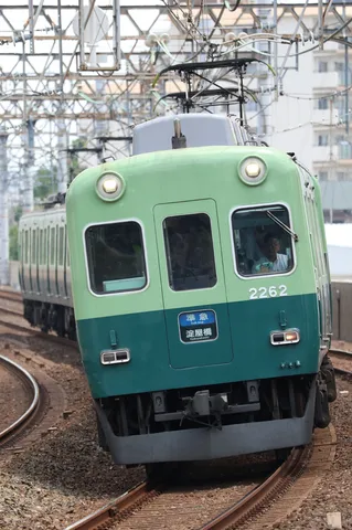 緑と緑のコントラスト、疾走する電車