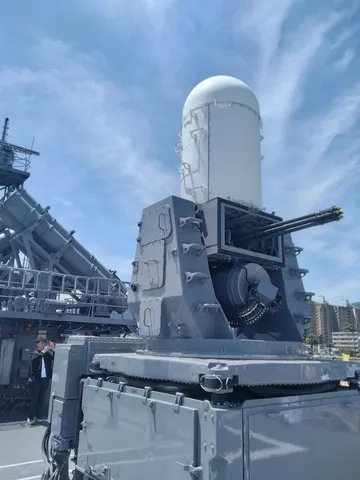 近代兵器と青い空のコントラスト