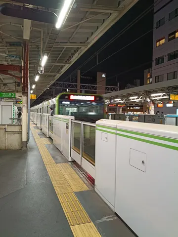 夜の緑と光のレール