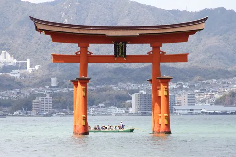 海に佇む朱色の絶景