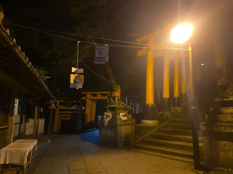 夜の鳥居と灯りの参道