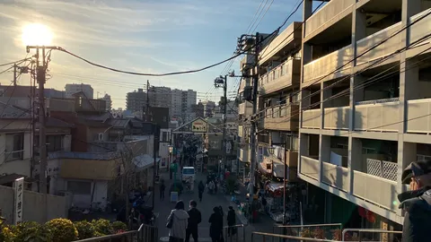 夕暮れの商店街、光と影のコントラスト