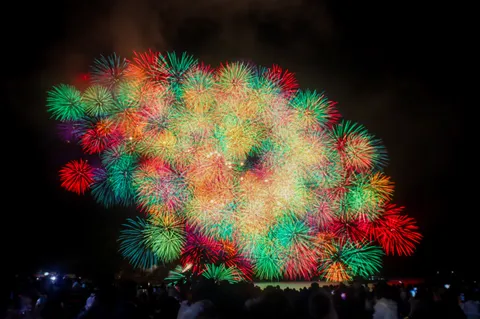 圧巻！花火のド派手渋滞
